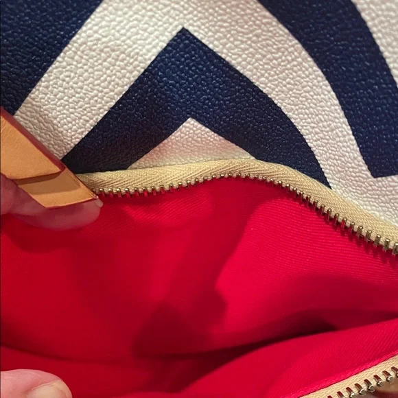 Dooney & Bourke Navy and White Chevron Crossbody Bag - Picture 3 of 6
